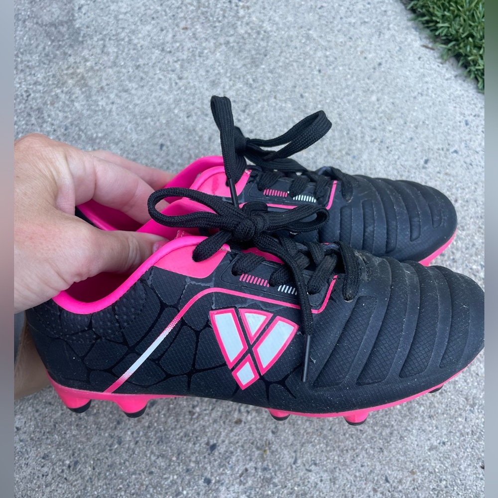 Barely worn Vizari girls soccer cleats. Only worn a few times. Size 11T